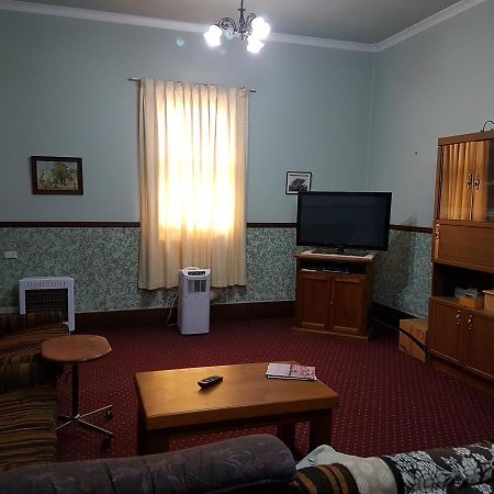 Queen Of The Murchison Guest House & Cafe Cue Экстерьер фото