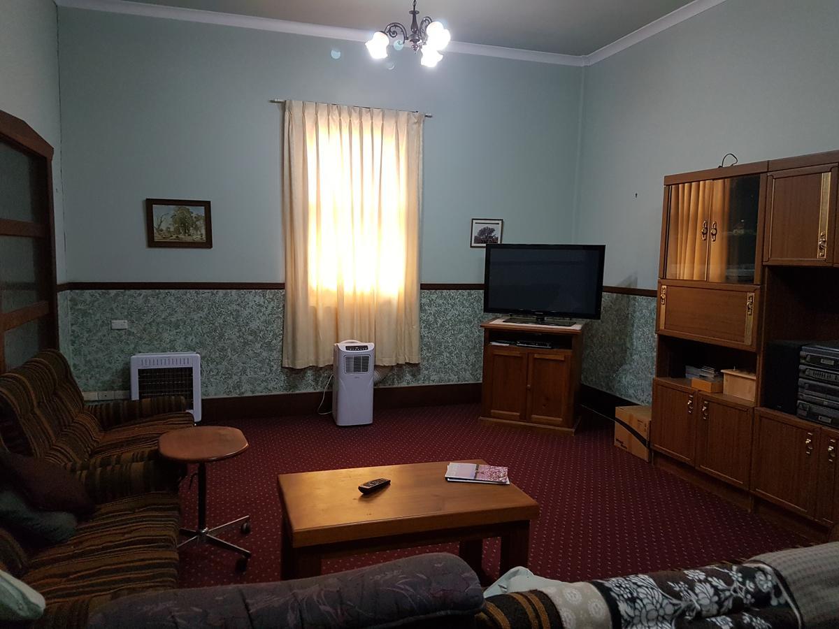 Queen Of The Murchison Guest House & Cafe Cue Экстерьер фото